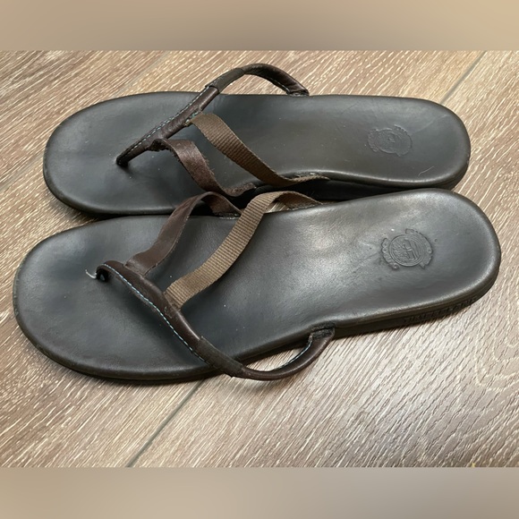 Women’s Timberland flip flop leather sandals. Good used condition. - Picture 2 of 5